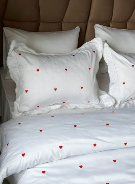 Maison D'or Les Coeurs ecru-red постільна білизна євро 200х220 сатин з аплікацією з сердечок