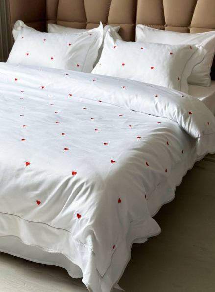 Maison D'or Les Coeurs ecru-red постільна білизна євро 200х220 сатин з аплікацією з сердечок