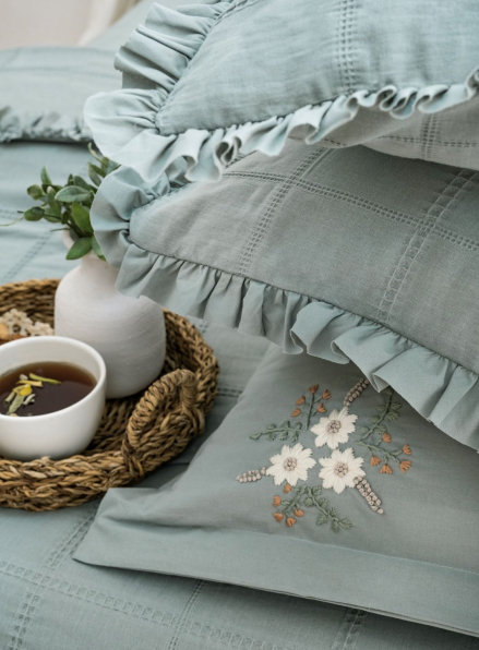 Легка постільна білизна з покривалом і вишивкою Saheser Fiorella mint