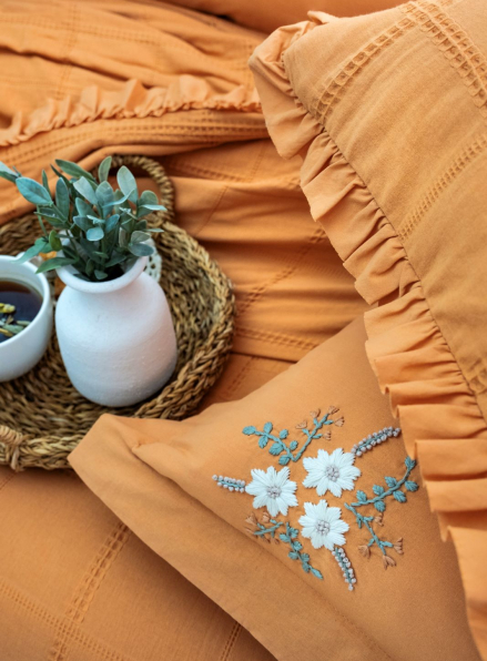 Легка постільна білизна з покривалом і вишивкою Saheser Fiorella orange