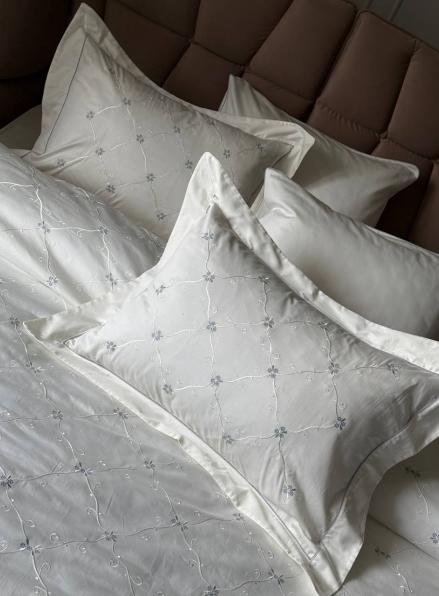 Maison D'or Juanna ecru-lilac постільна білизна євро 200х220 сатин з вишивкою