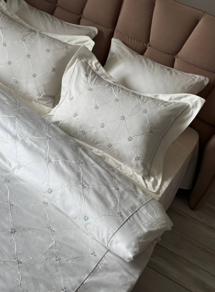 Maison D'or Juanna ecru-lilac постільна білизна євро 200х220 сатин з вишивкою