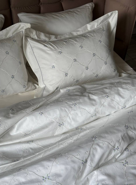 Maison D'or Juanna ecru-lilac постільна білизна євро 200х220 сатин з вишивкою