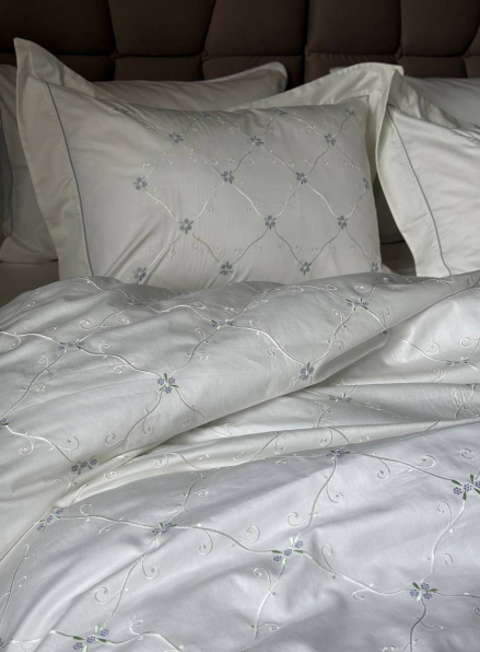 Maison D'or Juanna ecru-lilac постільна білизна євро 200х220 сатин з вишивкою