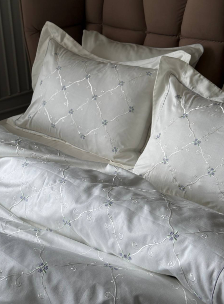 Maison D'or Juanna ecru-lilac постільна білизна євро 200х220 сатин з вишивкою