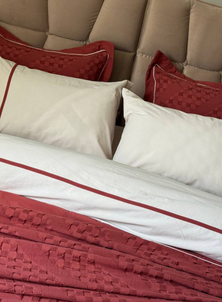 Постільна білизна з піке Saheser Helen burgundy євро 200х220