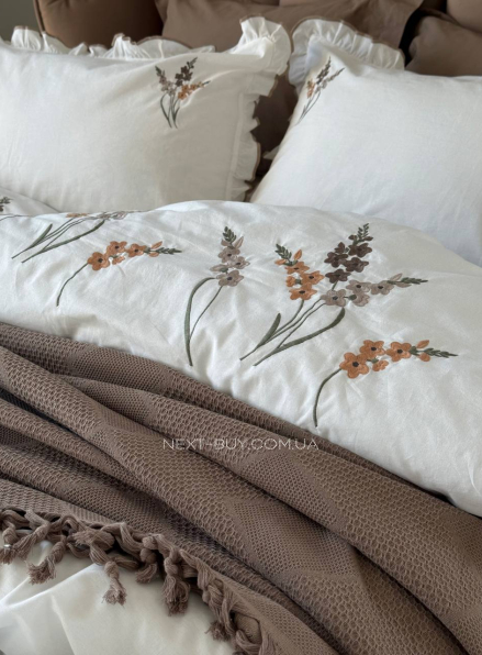 Постільна білизна з вишивкою і піке Saheser Eveline Kahve євро 200х220