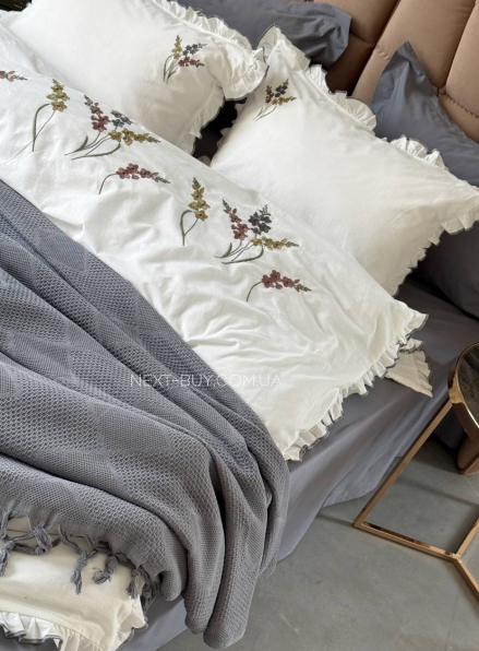 Постільна білизна з вишивкою і піке Saheser Eveline antrasit євро 200х220