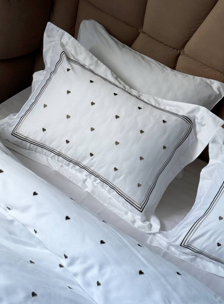 Постільна білизна Maison D'or Lamour brown євро 200х220 сатин з вишивкою сердечок