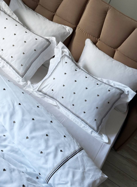 Постільна білизна Maison D'or Lamour brown євро 200х220 сатин з вишивкою сердечок