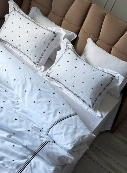 Постільна білизна Maison D'or Lamour brown євро 200х220 сатин з вишивкою сердечок