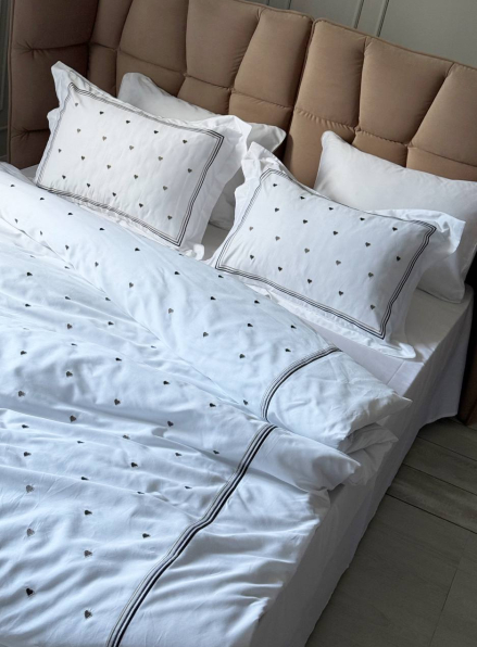 Постільна білизна Maison D'or Lamour brown євро 200х220 сатин з вишивкою сердечок