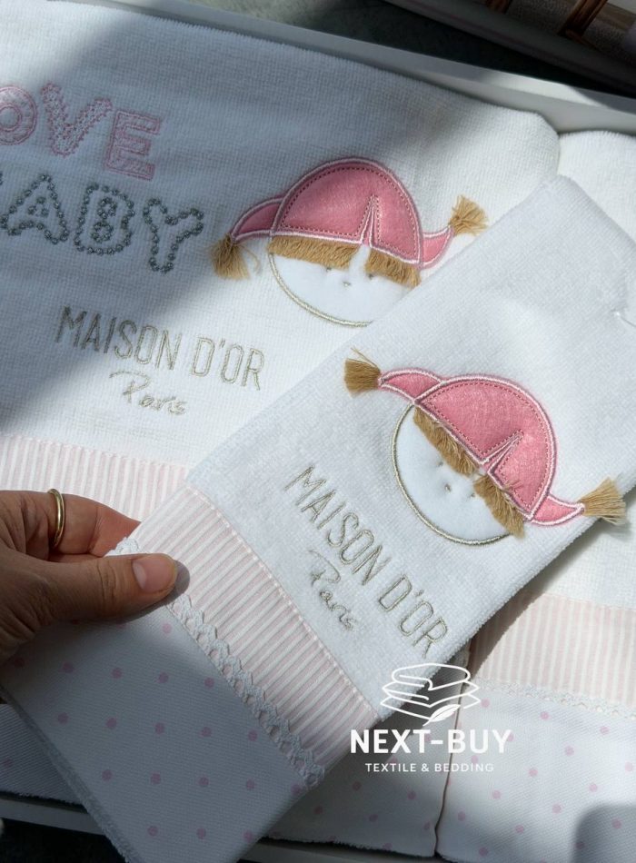 Maison D`or Love Baby комплект розовых детских полотенец 3 шт из хлопка с аппликацией — изображение 5