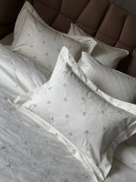 Maison D'or Juanna ecru-lilac постельное белье евро 200х220 сатин с вышивкой из мелких цветочков — изображение 9