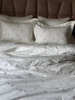 Maison D'or Juanna ecru-lilac постельное белье евро 200х220 сатин с вышивкой из мелких цветочков — изображение 7