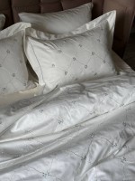 Maison D'or Juanna ecru-lilac постельное белье евро 200х220 сатин с вышивкой из мелких цветочков — изображение 6