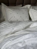 Maison D'or Juanna ecru-lilac постельное белье евро 200х220 сатин с вышивкой из мелких цветочков — изображение 4