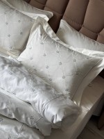 Maison D'or Juanna ecru-lilac постельное белье евро 200х220 сатин с вышивкой из мелких цветочков
