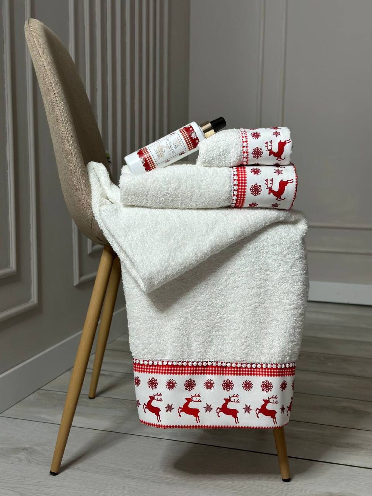 Новогодний набор махровых полотенец La Maison Joy 3шт. + ароматический спрей — изображение 1
