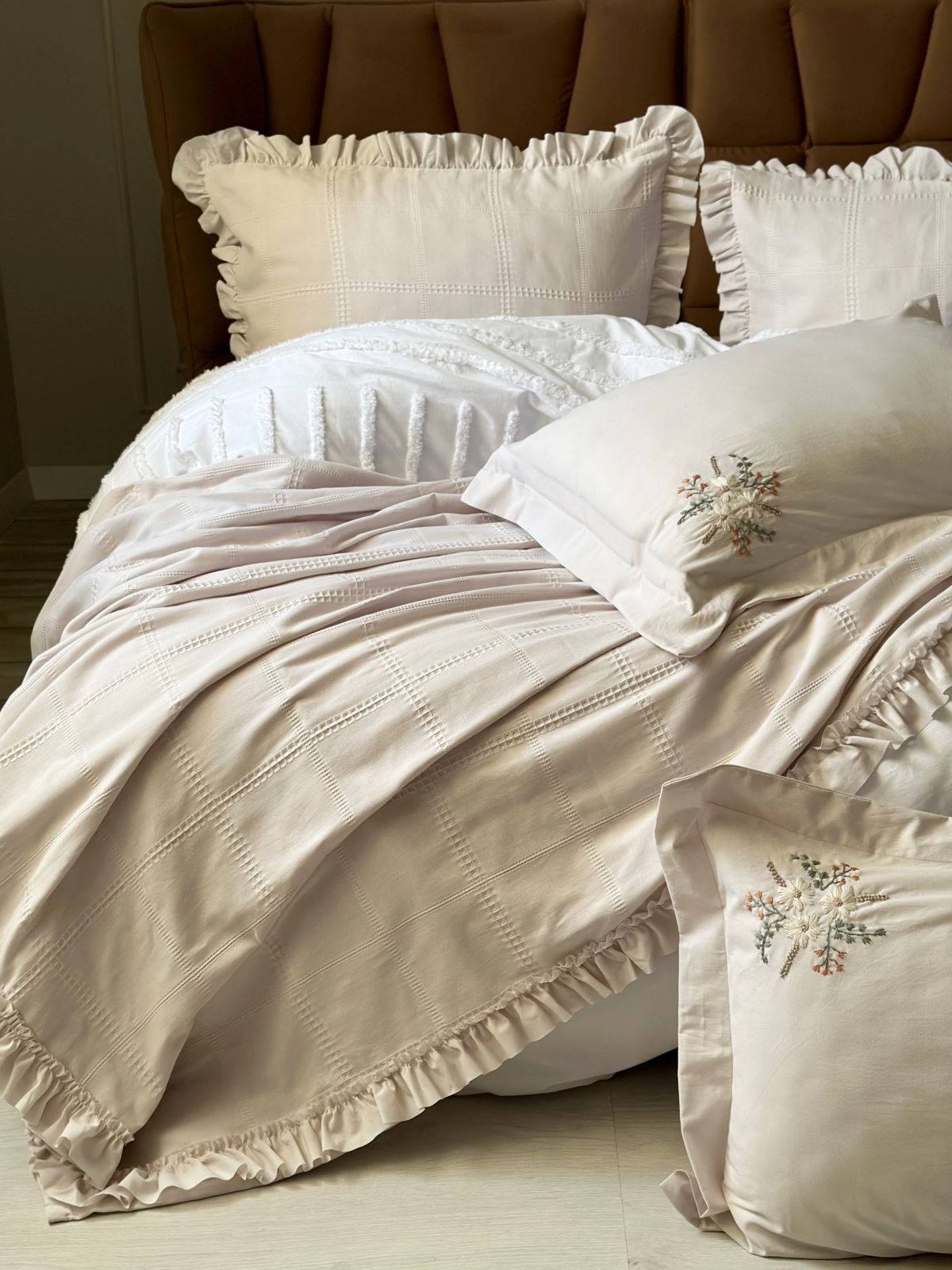 Легкое постельное белье с покрывалом и вышивкой Saheser Fiorella light grey — изображение 1