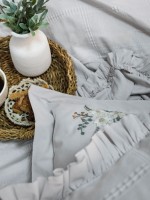 Легкое постельное белье с покрывалом и вышивкой Saheser Fiorella light grey — изображение 8
