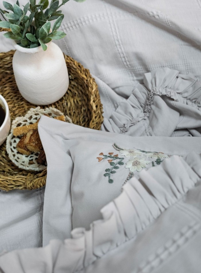 Легкое постельное белье с покрывалом и вышивкой Saheser Fiorella light grey — изображение 8