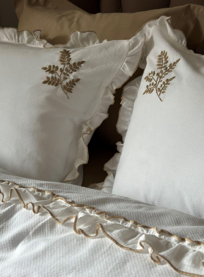 Постельное белье с вышивкой и пике Saheser Brianna khaki евро 200х220 — изображение 4