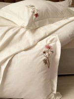 Постельное белье с вышивкой и пике Saheser Noris cream евро 200х220 — изображение 4