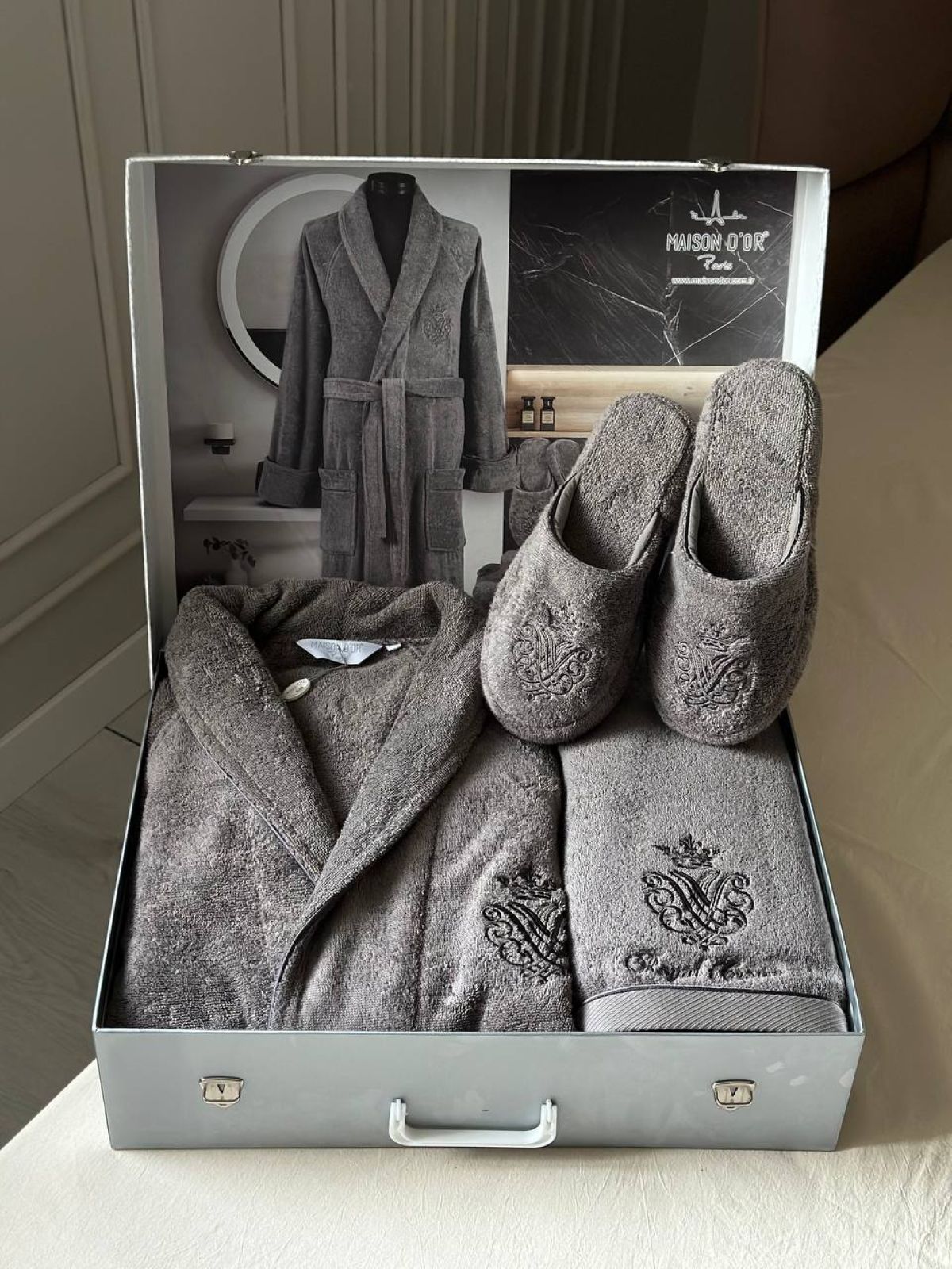 Махровый набор мужской халат с тапочками и с 2-мя полотенцами Maison D'or Royal Crown Antracite с вышивкой — изображение 1