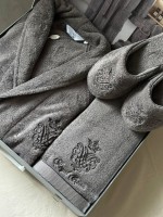 Махровый набор мужской халат с тапочками и с 2-мя полотенцами Maison D'or Royal Crown Antracite с вышивкой — изображение 3