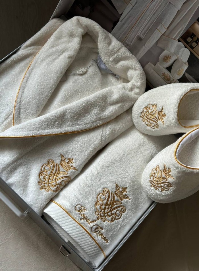Махровый набор мужской халат с тапочками и с 2-мя полотенцами Maison D'or Royal Crown Ecru с вышивкой — изображение 2