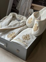 Махровый набор мужской халат с тапочками и с 2-мя полотенцами Maison D'or Royal Crown Ecru с вышивкой — изображение 3