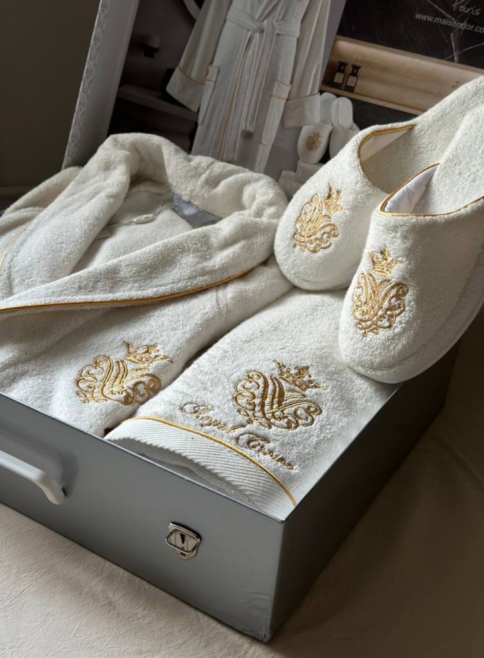 Махровый набор мужской халат с тапочками и с 2-мя полотенцами Maison D'or Royal Crown Ecru с вышивкой — изображение 3