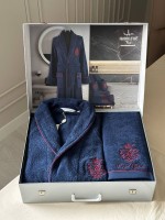 Махровый набор мужской халат с тапочками и с 2-мя полотенцами Maison D'or Royal Crown Navy с вышивкой