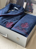 Махровый набор мужской халат с тапочками и с 2-мя полотенцами Maison D'or Royal Crown Navy с вышивкой — изображение 2