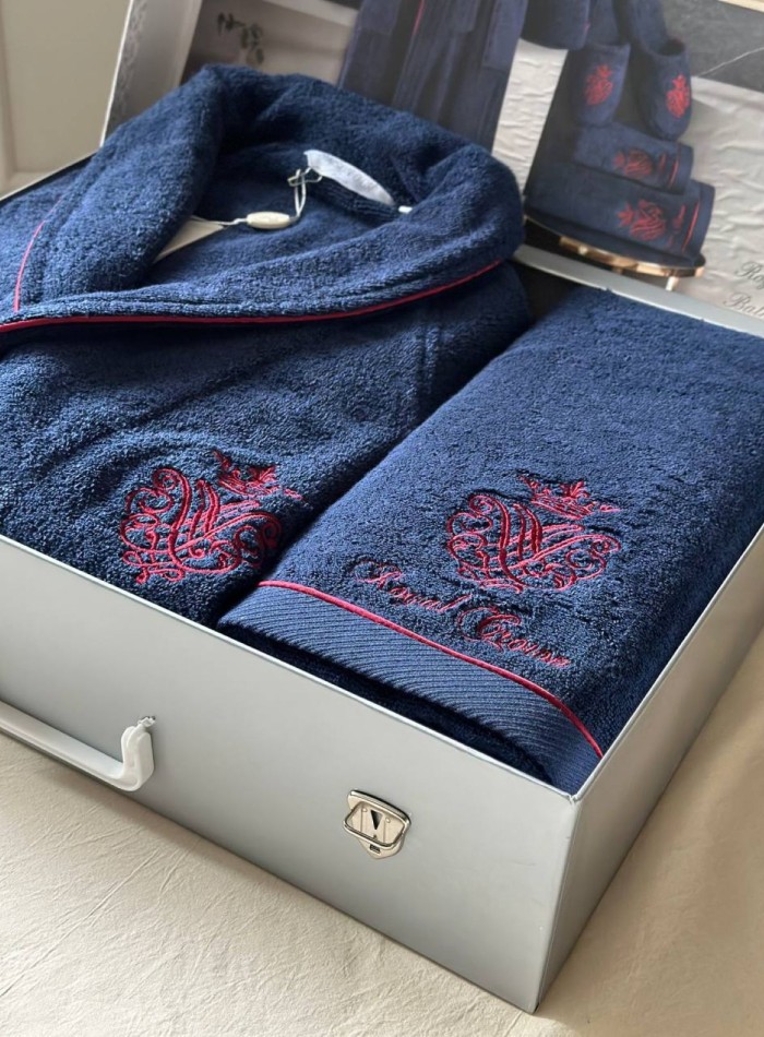 Махровый набор мужской халат с тапочками и с 2-мя полотенцами Maison D'or Royal Crown Navy с вышивкой — изображение 2