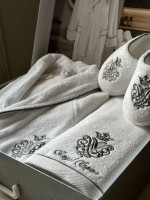 Махровый набор мужской халат с тапочками и с 2-мя полотенцами Maison D'or Royal Crown White с вышивкой — изображение 2