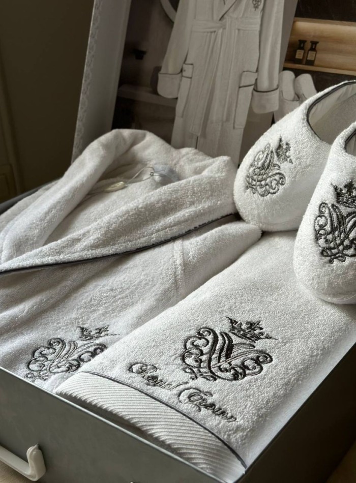 Махровый набор мужской халат с тапочками и с 2-мя полотенцами Maison D'or Royal Crown White с вышивкой — изображение 2