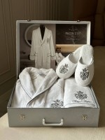 Махровый набор мужской халат с тапочками и с 2-мя полотенцами Maison D'or Royal Crown White с вышивкой