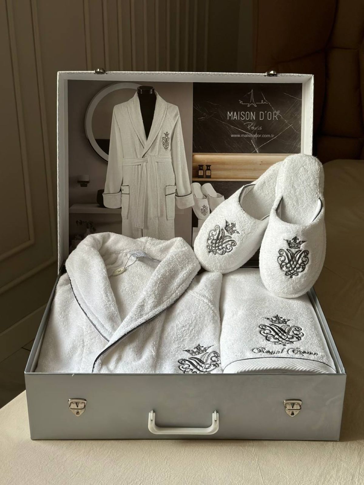 Махровый набор мужской халат с тапочками и с 2-мя полотенцами Maison D'or Royal Crown White с вышивкой — изображение 1