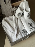 Махровый набор мужской халат с тапочками и с 2-мя полотенцами Maison D'or Royal Crown White с вышивкой — изображение 3