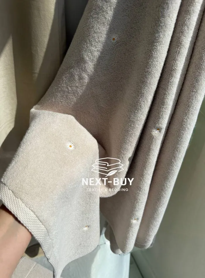 Махровое банное полотенце Zephyr Dune Kassatex New York с вышивкой ромашек, 100% хлопок, 90×150 см, 1 шт. — изображение 2