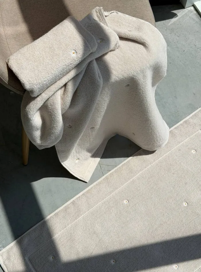 Махровое банное полотенце Zephyr Dune Kassatex New York с вышивкой ромашек, 100% хлопок, 90×150 см, 1 шт. — изображение 4