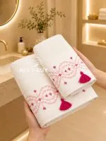 Махровий рушник для обличчя молочний з рожевою вишивкою та малиновими китицями, 50×90 см, 100% преміум бавовна, 1 шт. - Зображення 2